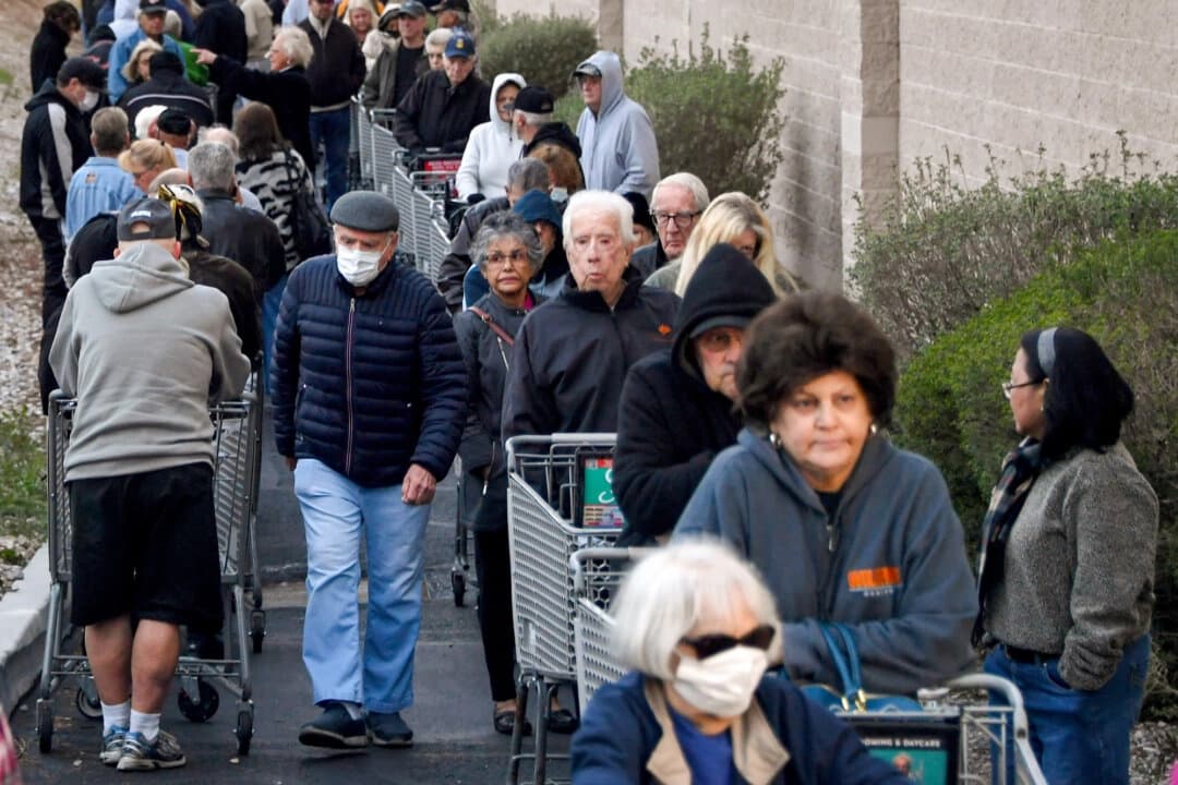 Personas mayores hacen fila para la apertura de una tienda de comestibles y farmacia en Las Vegas, Nevada, el 20 de marzo de 2020. (Ethan Miller/Getty Images)