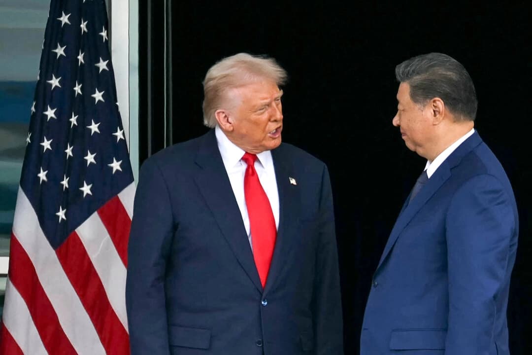 El presidente estadounidense Donald Trump (izq.) y el líder chino Xi Jinping se retiran tras sus conversaciones en la base aérea de Gimhae en Busan, Corea del Sur, el 30 de octubre de 2025. (Andrew Caballero-Reynolds/AFP vía Getty Images)