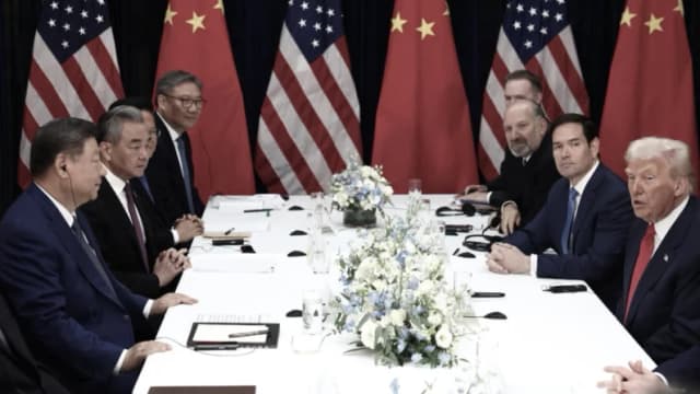 El presidente estadounidense, Donald Trump, y el líder chino, Xi Jinping, celebran una reunión bilateral en el Aeropuerto Internacional de Gimhae, en Busan (Corea del Sur), el 30 de octubre de 2025. (Evelyn Hockstein/Reuters)