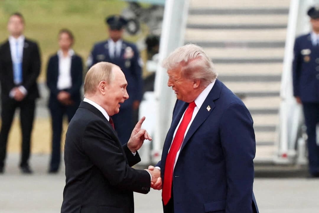 El presidente de Estados Unidos, Donald Trump, estrecha la mano del presidente ruso, Vladimir Putin, durante su reunión para negociar el fin de la guerra en Ucrania, en la Base Conjunta Elmendorf-Richardson en Anchorage, Alaska, el 15 de agosto de 2025. (Kevin Lamarque/Reuters).