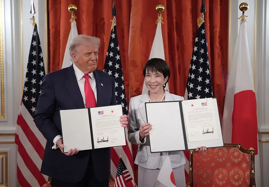 El presidente de Estados Unidos, Donald Trump (izquierda), y la primera ministra japonesa, Sanae Takaichi (derecha), muestran los documentos firmados para un acuerdo hacia una nueva edad de oro para la alianza entre Estados Unidos y Japón durante una reunión en el Palacio Akasaka el 28 de octubre de 2025 en Tokio, Japón. (Andrew Harnik/Getty Images)