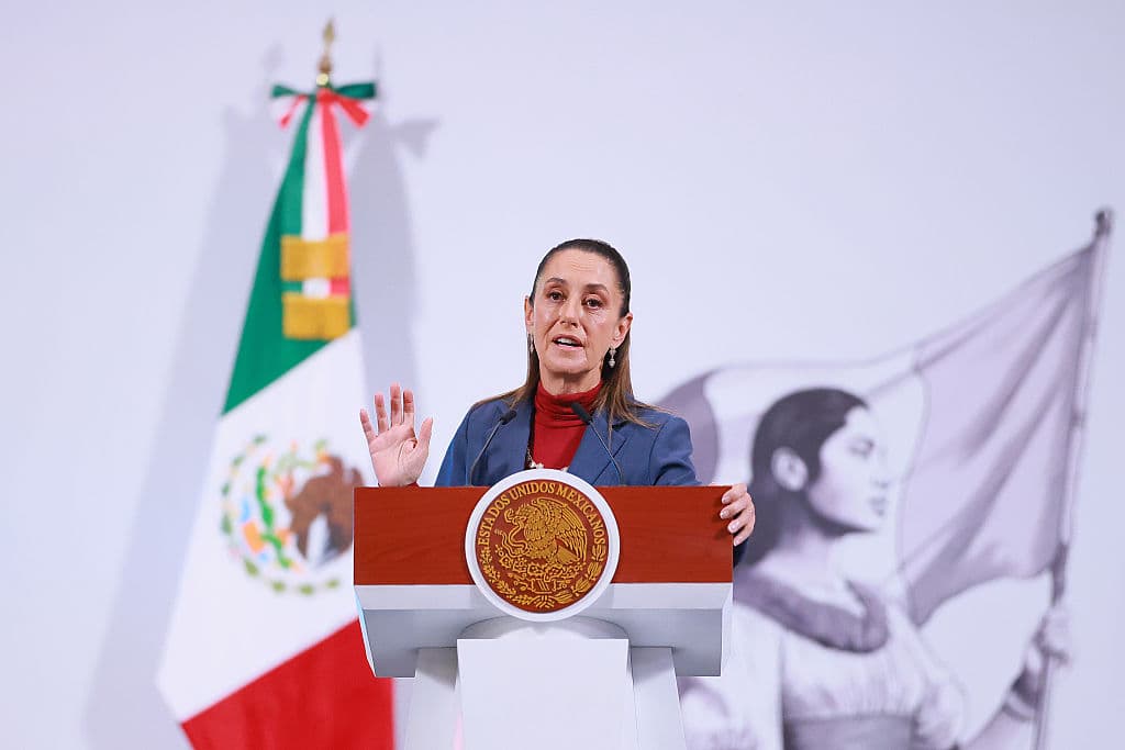 La presidenta de México, Claudia Sheinbaum, habla durante la rueda de prensa matutina diaria en el Palacio Nacional el 6 de agosto de 2025 en la Ciudad de México, México. (Foto de Manuel Velásquez/Getty Images)