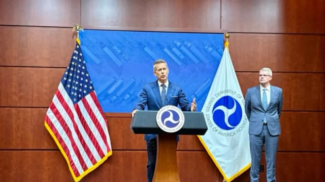 El secretario de Transporte de Estados Unidos, Sean Duffy, habla en una conferencia de prensa en la sede del Departamento de Transporte, en Washington, el 30 de octubre de 2025. (Arjun Singh/The Epoch Times)
