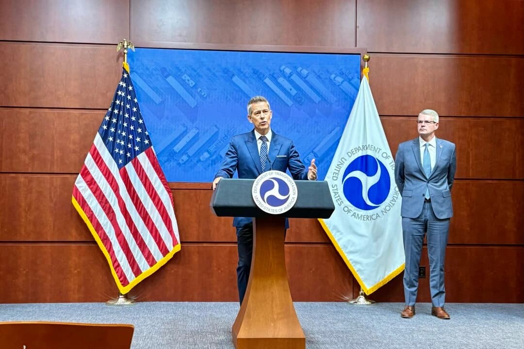 El secretario de Transporte de Estados Unidos, Sean Duffy, habla en una conferencia de prensa en la sede del Departamento de Transporte, en Washington, el 30 de octubre de 2025. (Arjun Singh/The Epoch Times)
