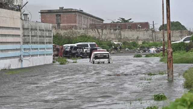 Fotografía de una calle inundada debido al paso del huracán Melissa, en Kingston, Jamaica. (EFE/Rudolph Brown)