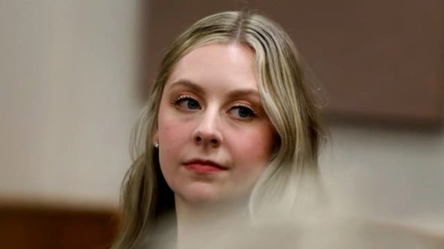 La exmaestra de la escuela primaria Richneck, Abby Zwerner, observa la sala del tribunal durante su juicio civil en Newport News, Virginia, el 28 de octubre de 2025. (Stephen M. Katz/The Virginian-Pilot vía AP, Pool)