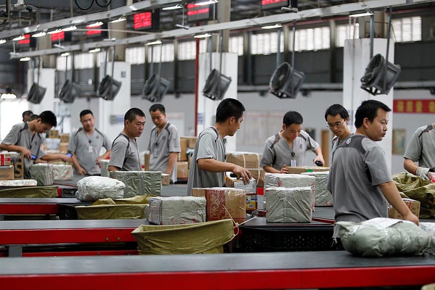 Trabajadores distribuyen paquetes en S.F. Express el 11 de noviembre de 2013 en Shenzhen, China. (VCG/VCG a través de Getty Images)