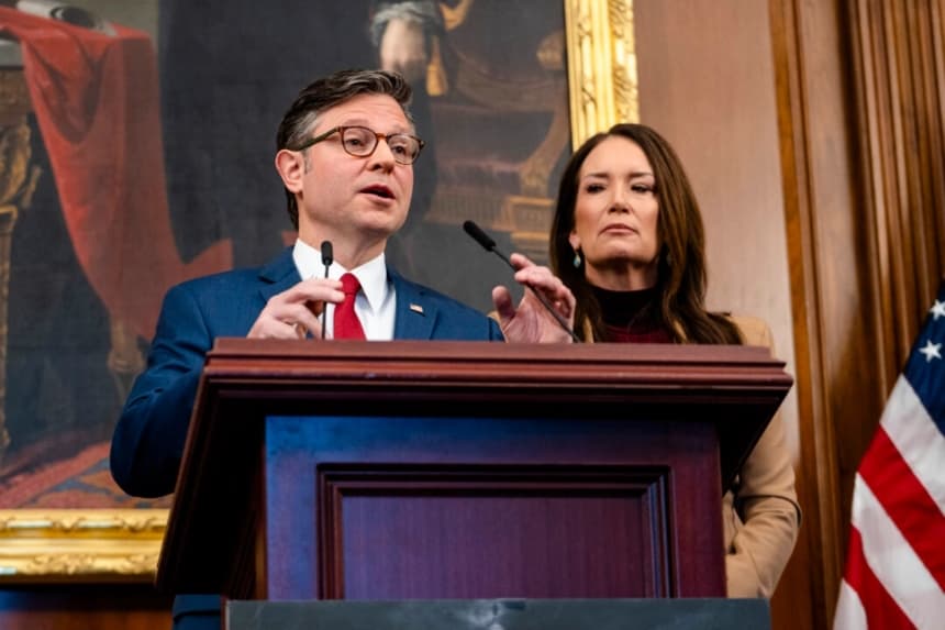 El presidente de la Cámara de Representantes, Mike Johnson (R-La.), y la secretaria de Agricultura, Brooke Rollins, hablaron en una conferencia de prensa durante el día 31 del cierre del gobierno, en Washington, el 31 de octubre de 2025. (Madalina Kilroy/The Epoch Times)