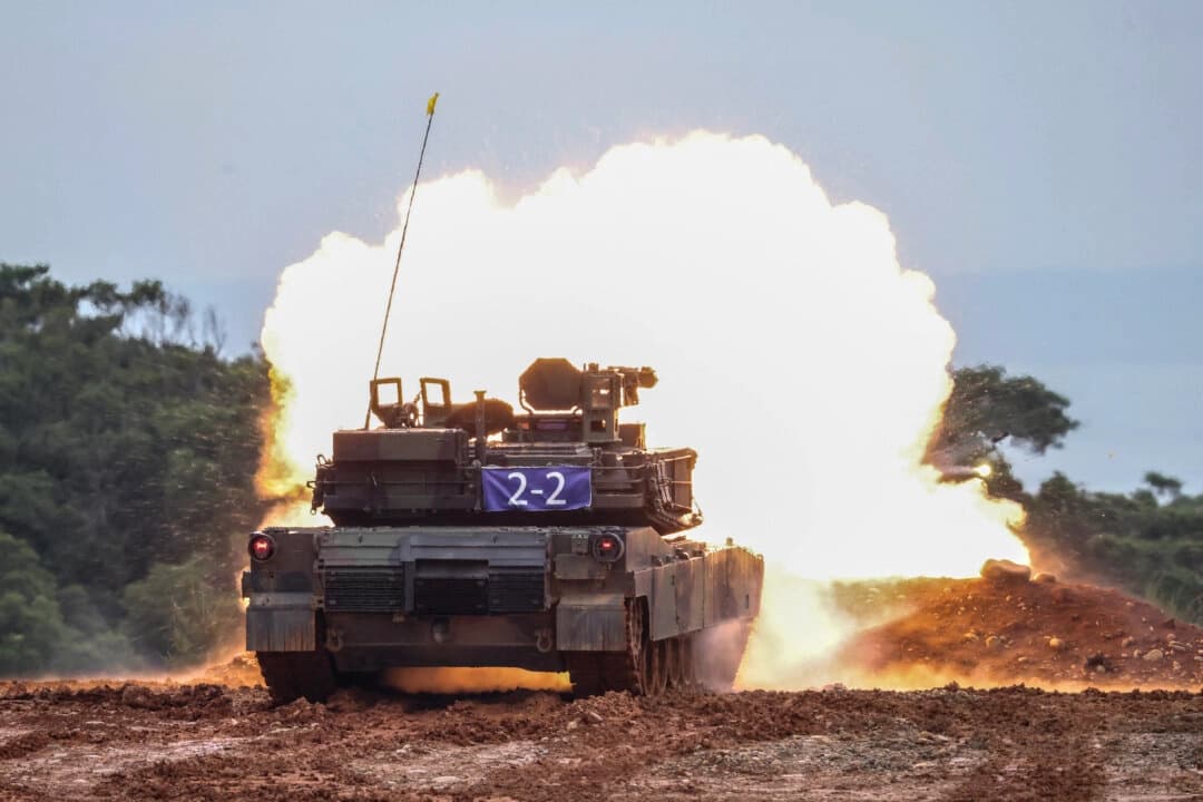 El ejército taiwanés realizó una sesión de tiro real con el primer lote de tanques M1A2T Abrams de fabricación estadounidense, una prueba independiente del ejercicio militar anual Han Kuang, en Hsinchu, Taiwán, el 10 de julio de 2025. (I-Hwa Cheng/AFP vía Getty Images)