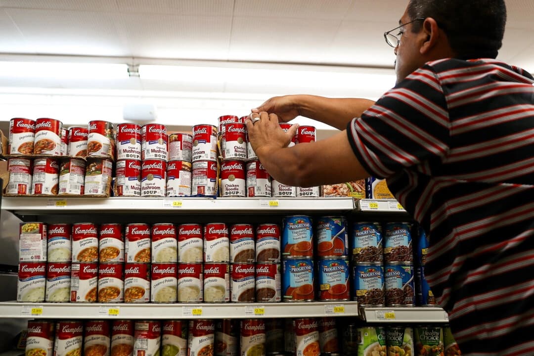 Un trabajador coloca latas de sopa Campbell's en una estantería de un supermercado en San Rafael, California, el 20 de mayo de 2016. (Justin Sullivan/Getty Images).