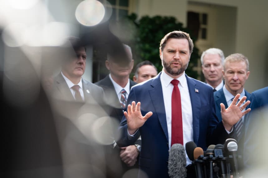 El vicepresidente JD Vance habla en una rueda de prensa durante el trigésimo día del cierre del Gobierno en la Casa Blanca, el 30 de octubre de 2025. (Madalina Kilroy/The Epoch Times).