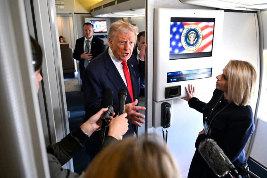 El presidente Donald Trump habla con los periodistas a bordo del Air Force One antes de partir de la Base Conjunta Andrews, en Maryland, el 31 de octubre de 2025. Roberto Schmidt/AFP a través de Getty Images