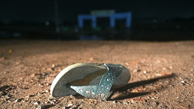 Foto que muestra una sandalia en el lugar donde una estampida causó la muerte de al menos 116 personas durante una reunión religiosa hindú en Hathras, en Uttar Pradesh, India, el 3 de julio de 2024, la peor tragedia de este tipo en más de una década. (Foto de Arun Sankar/AFP vía Getty Images)