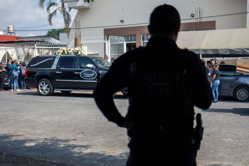 Imagen ilustrativa de un carruaje fúnebre que se dirige al cementerio de Uruapan, en el estado de Michoacán, el 30 de octubre de 2024. (ENRIQUE CASTRO/AFP vía Getty Images)