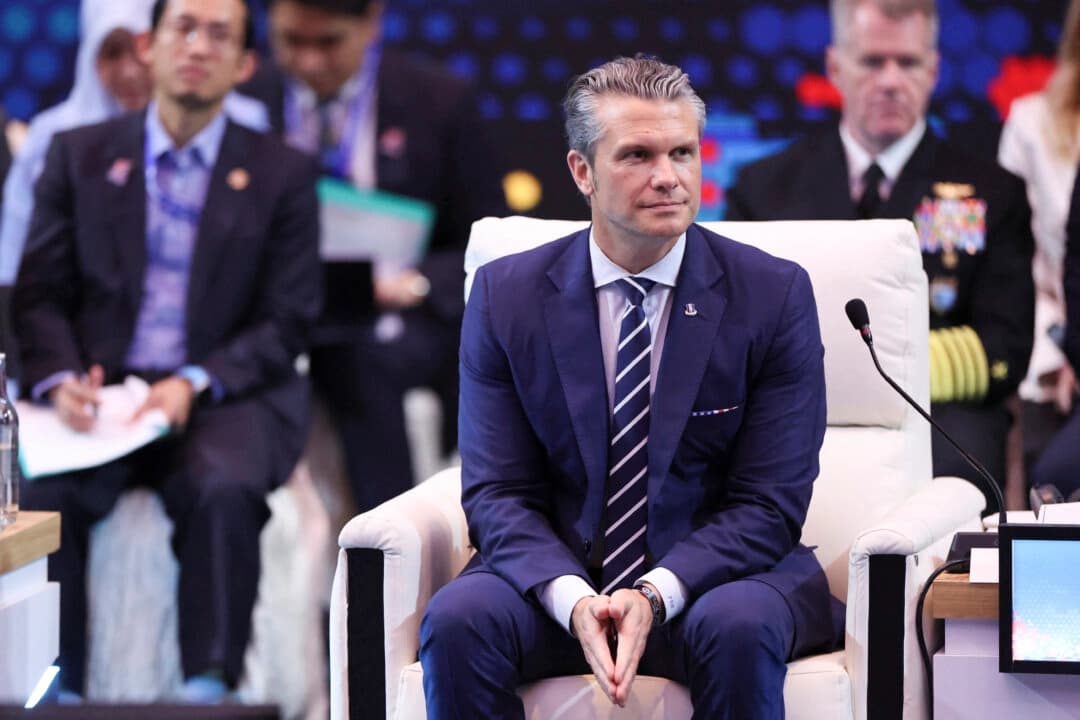 El jefe del Pentágono, Pete Hegseth, asiste a la reunión de ministros de Defensa de la ASEAN y Estados Unidos en la Asociación de Naciones del Sudeste Asiático (ASEAN) celebrada en Kuala Lumpur, Malasia, el 1 de noviembre de 2025. (Hasnoor Hussain/Pool/AFP vía Getty Images)