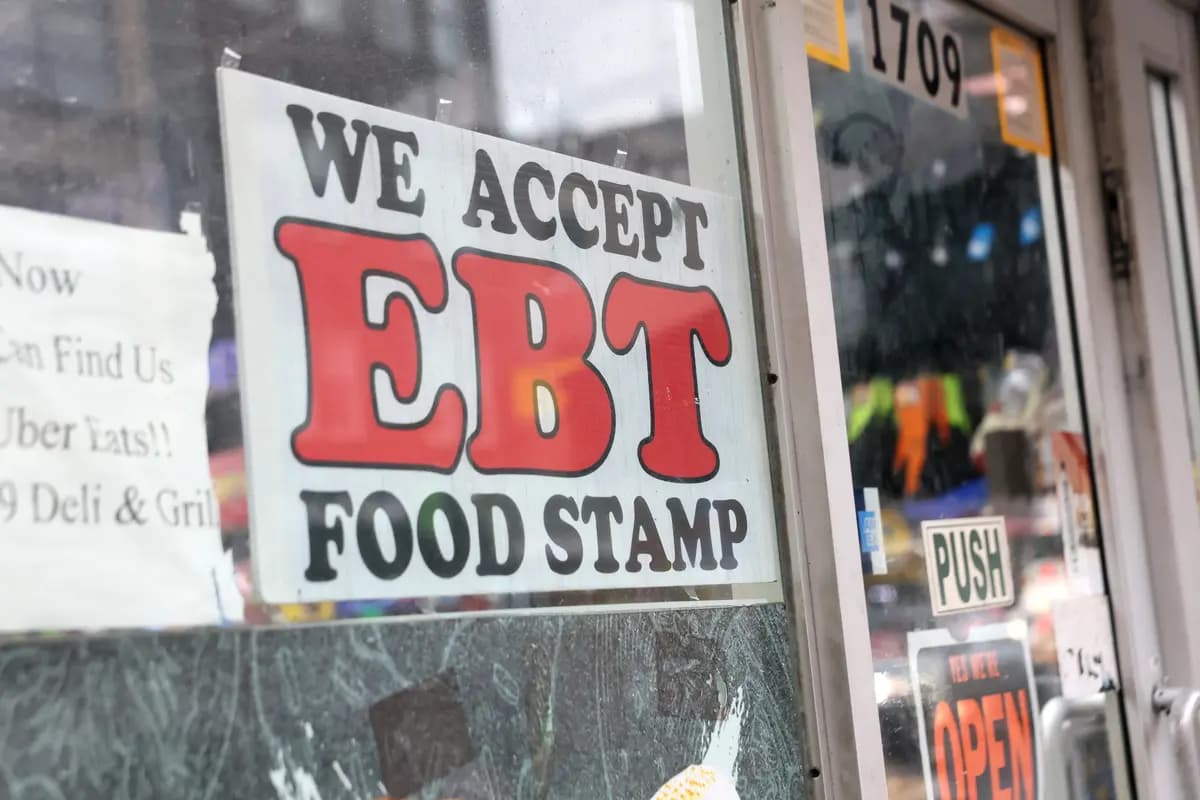 Un letrero de EBT se muestra en la ventana de una tienda de comestibles en el barrio de Flatbush, en el distrito de Brooklyn, en la ciudad de Nueva York, el 30 de octubre de 2025. (Michael M. Santiago/Getty Images)