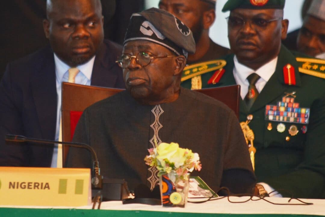 El presidente nigeriano Bola Ahmed Tinubu asiste a una reunión de la CEDEAO en Abuja, Nigeria, el domingo 22 de junio de 2025. (Foto AP/Olamikan Gbemiga, archivo)