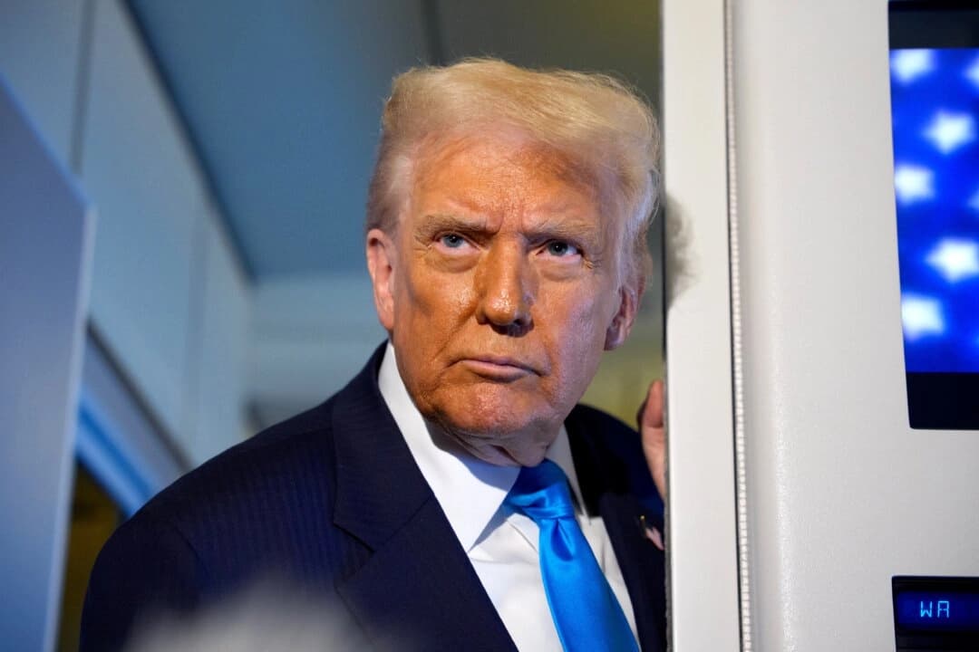 El presidente Donald Trump habla con periodistas a bordo del Air Force One en ruta a Corea del Sur, en Japón, el 29 de octubre de 2025. (Andrew Harnik/Getty Images)