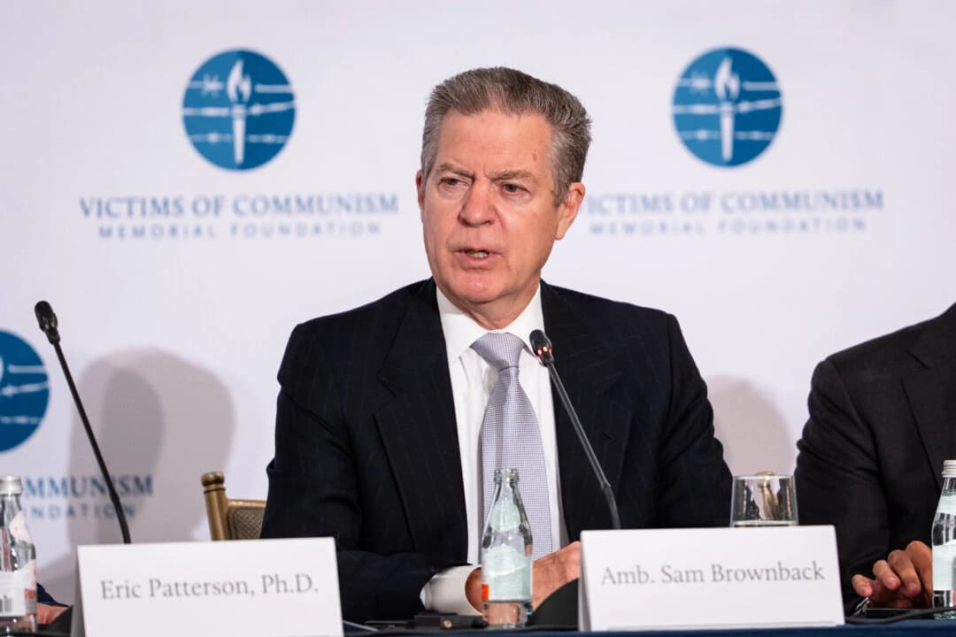 El embajador Sam Brownback, exembajador itinerante de Estados Unidos para la Libertad Religiosa Internacional, interviene durante el Foro de China en Washington el 28 de octubre de 2025. (Madalina Kilroy/The Epoch Times)
