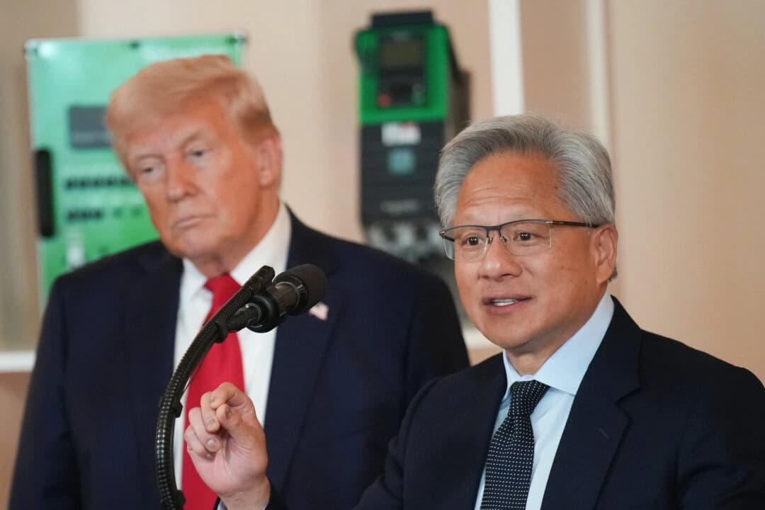El presidente Donald Trump (izquierda) escucha al director ejecutivo de Nvidia, Jensen Huang, durante un evento sobre "Invertir en Estados Unidos" celebrado en Washington el 30 de abril de 2025 en el Cross Hall de la Casa Blanca. (Andrew Harnik/Getty Images)