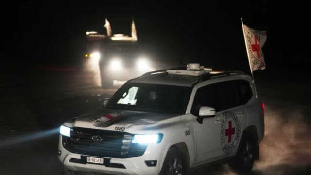 Vehículos de la Cruz Roja que transportan los cadáveres de tres personas que se cree que son rehenes fallecidos, entregados por Hamás, se dirigen hacia el paso fronterizo con Israel, para ser transferidos a las autoridades israelíes, en Deir al-Balah, en el centro de la Franja de Gaza, el 2 de noviembre de 2025. (Jehad Alshrafi/AP Photo).