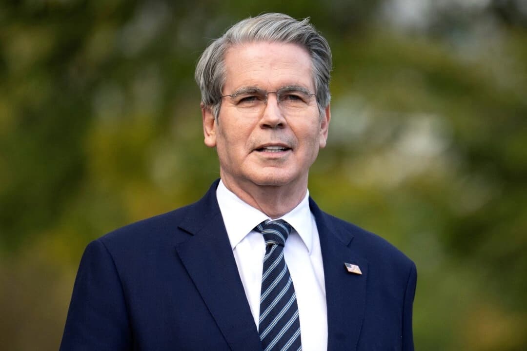 El secretario del Tesoro, Scott Bessent, habla con los periodistas frente al ala oeste de la Casa Blanca en Washington el 22 de octubre de 2025. (Jim Watson/AFP vía Getty Images)