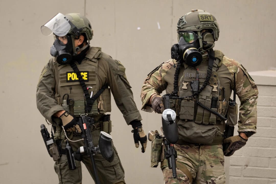 Agentes federales desalojan a manifestantes frente a las oficinas del Servicio de Inmigración y Control de Aduanas en Portland, Oregón, el 4 de octubre de 2025. (John Fredricks/The Epoch Times).