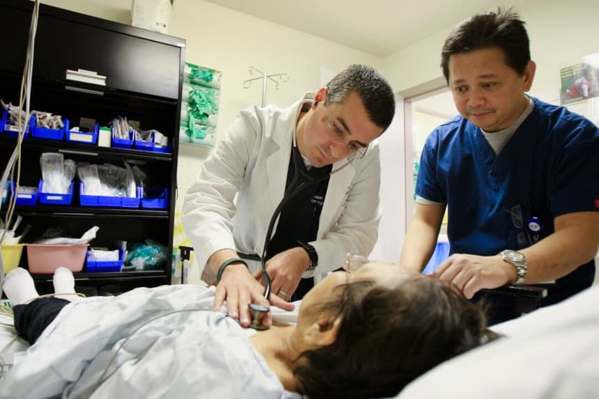 Un médico y una enfermera de urgencias atienden a un paciente en el Hospital Comunitario Mission de Panorama City, California, el 28 de enero de 2009. (David McNew/Getty Images)