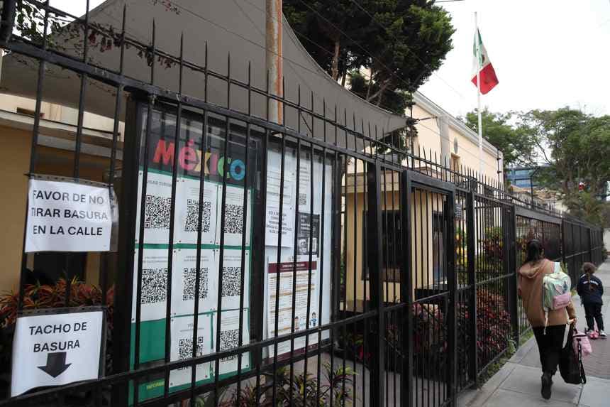 Fotografía donde se observa la fachada de la Embajada de México este lunes, en Lima (Perú). El Gobierno de Perú anunció que ha decidido romper relaciones diplomáticas con México por otorgarle asilo a Betssy Chávez, ex primera ministra del izquierdista Pedro Castillo (2011-2022), procesada junto a él por el fallido intento de golpe de Estado de finales de 2022. (EFE/ Paolo Aguilar)