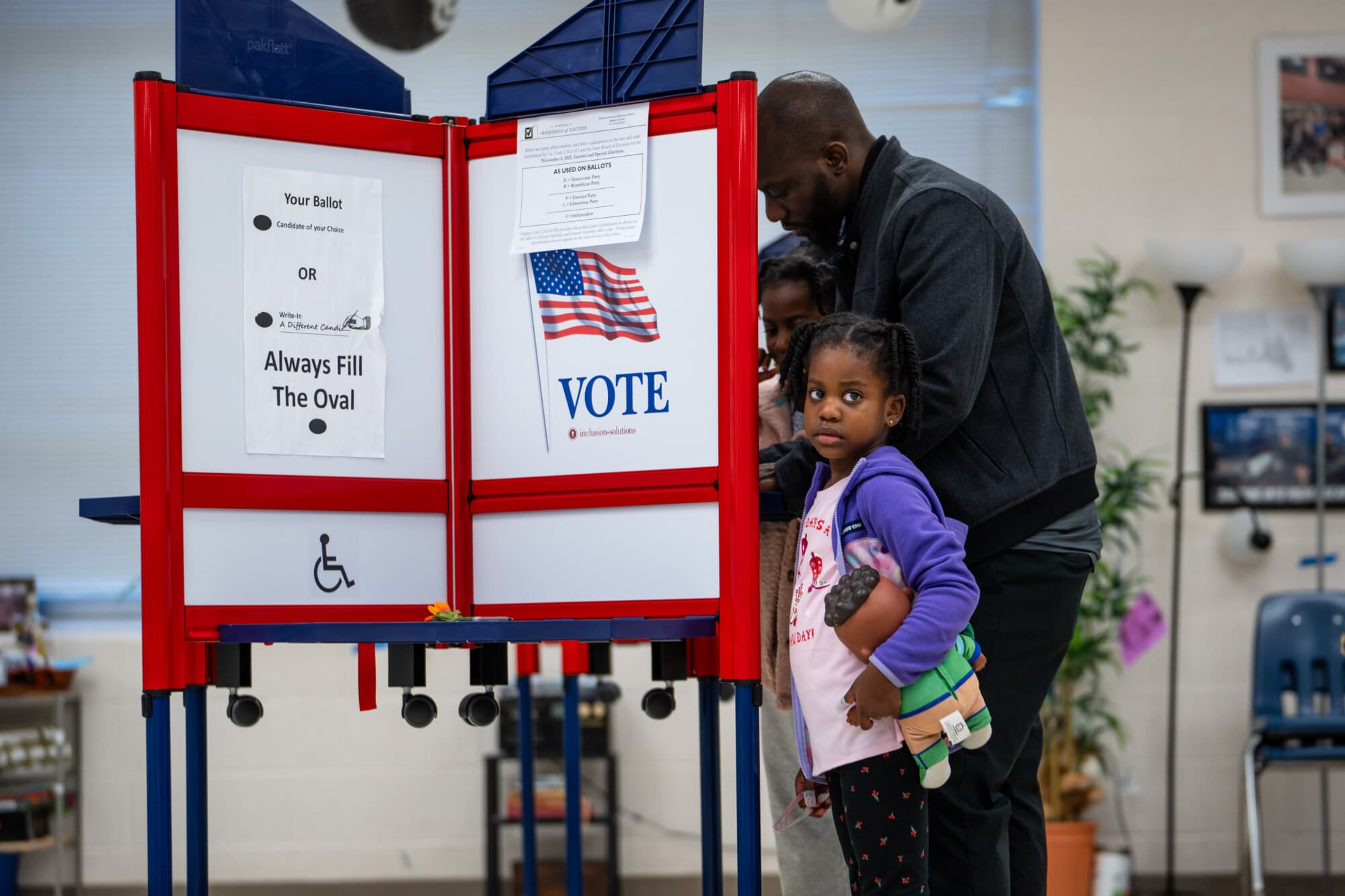 La gente vota en un colegio electoral de la escuela secundaria Fairfax High School durante las elecciones a gobernador en Fairfax, Virginia, el 4 de noviembre de 2025. (Madalina Kilroy/The Epoch Times)