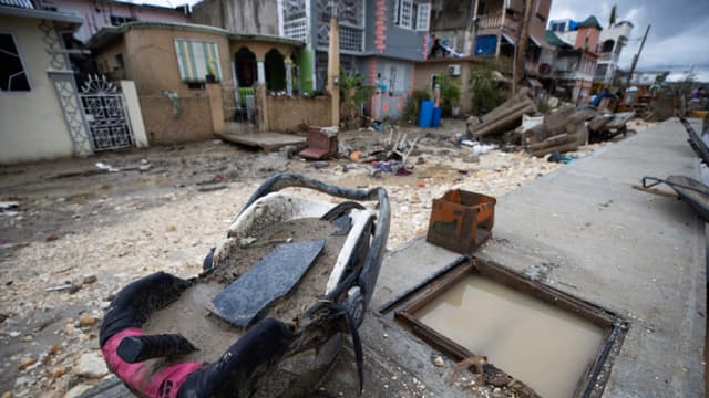 Fotografía que muestra una calle afectada por el huracán Melissa en Montego Bay, Jamaica. (EFE/ Orlando Barría)