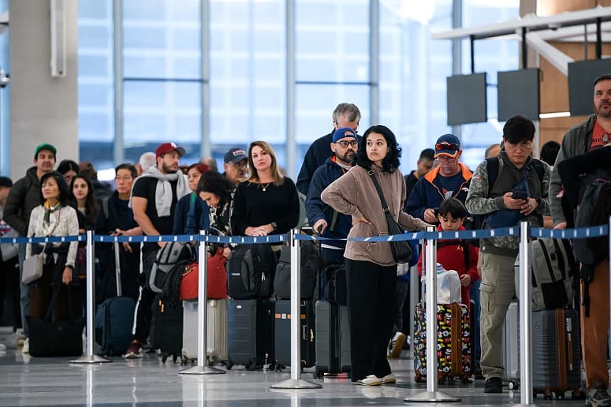 La gente espera en la fila del control de seguridad del Aeropuerto Intercontinental George Bush de Houston, Texas, el 4 de noviembre de 2025. (MARK FELIX/AFP a través de Getty Images)