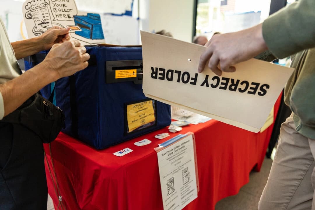 Voluntarios electorales de California ayudan a procesar las papeletas en Sacramento, California, el 3 de noviembre de 2025. (John Fredricks/The Epoch Times)