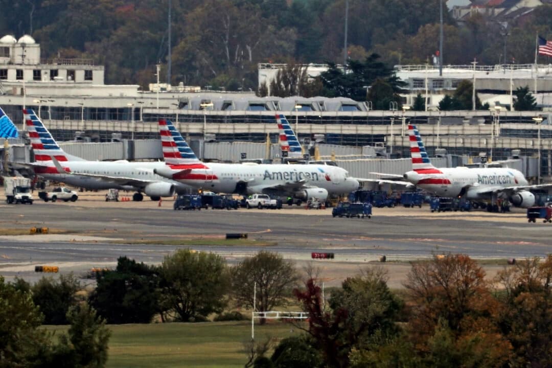 Aeronaves estacionadas en el Aeropuerto Nacional Ronald Reagan de Washington, en Arlington, Virginia, el 28 de octubre de 2025. (Alex Wong/Getty Images).