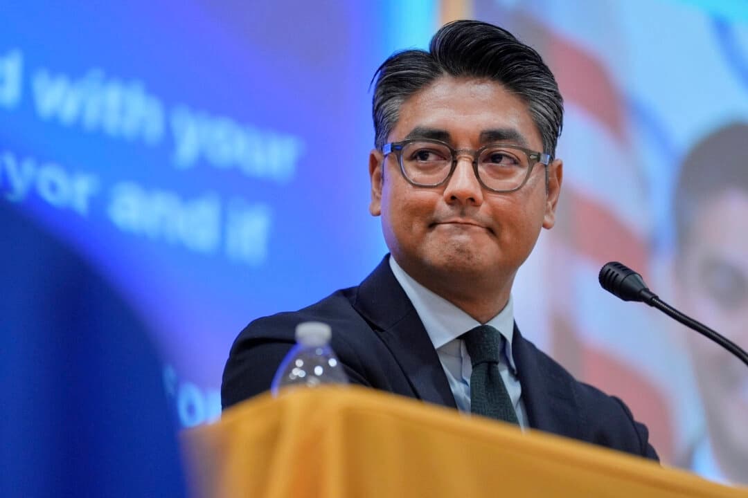 El alcalde en funciones de Cincinnati, Aftab Pureval, participa en un foro de candidatos con Brian Frank, organizado por la NAACP de Cincinnati, el 15 de abril de 2025. (Foto de Carolyn Kaster/AP)