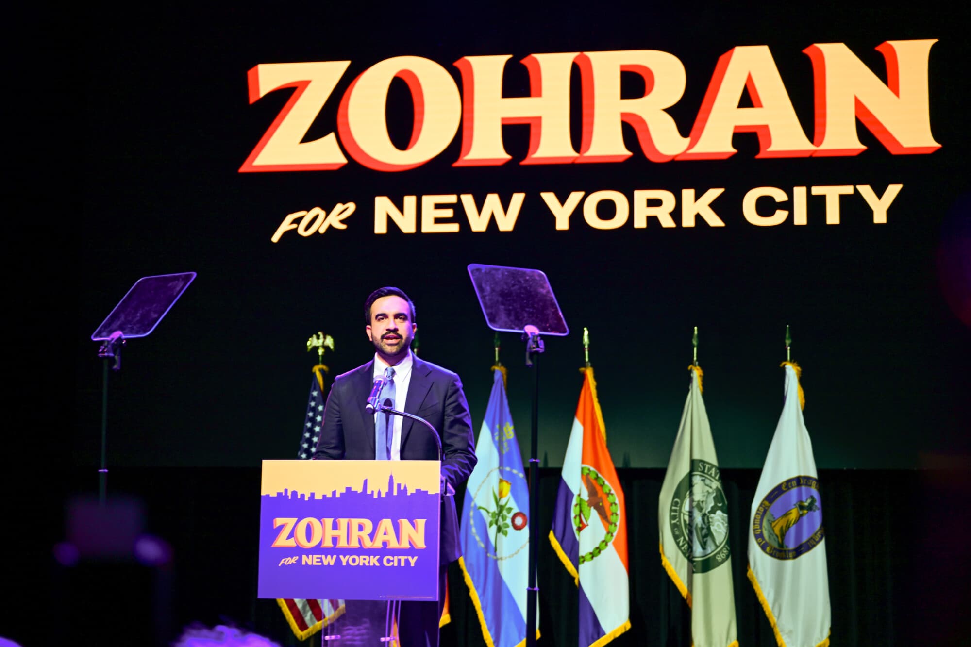 El alcalde electo de la ciudad de Nueva York, Zohran Mamdani, habla en el Brooklyn Paramount Theater, en el distrito de Brooklyn de la ciudad de Nueva York, el 4 de noviembre de 2025. (Adhiraj Chakrabarti para The Epoch Times)