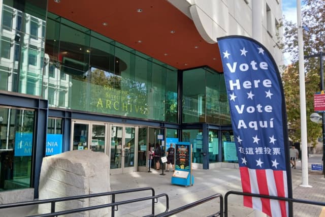 Los californianos hacen cola para votar en las elecciones especiales sobre la Proposición 50, el 4 de noviembre de 2025. (Travis Gillmore/The Epoch Times)