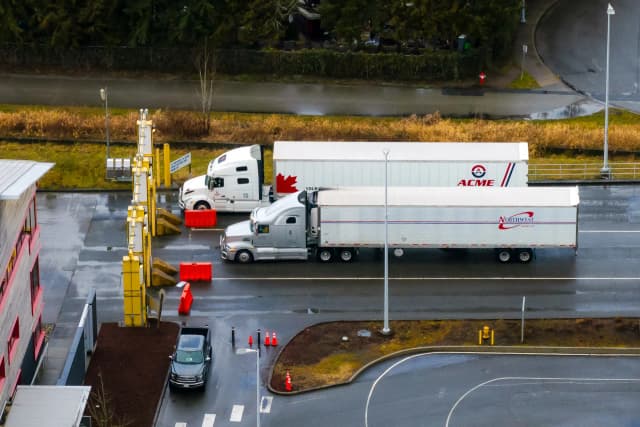 Camiones entran en Estados Unidos desde Canadá por el puerto fronterizo de Pacific Highway, en Blaine, Washington, el 1 de febrero de 2025. (David Ryder/Getty Images)