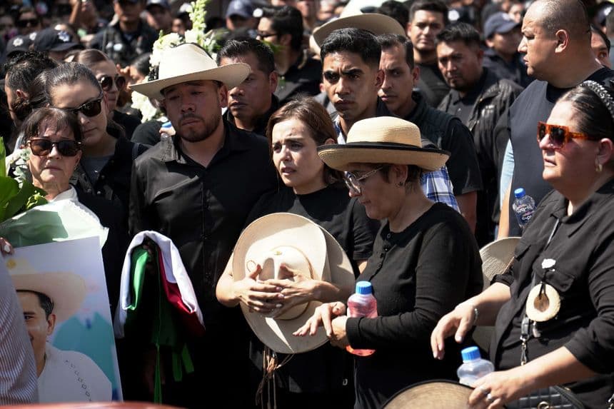 Familiares y amigos acompañan a Grecia Quiroz (Centro) la viuda del alcalde Carlos Manzo en el funeral de su esposo este domingo, en el municipio de Uruapan en Michoacán, México. (EFE/ Iván Villanueva)