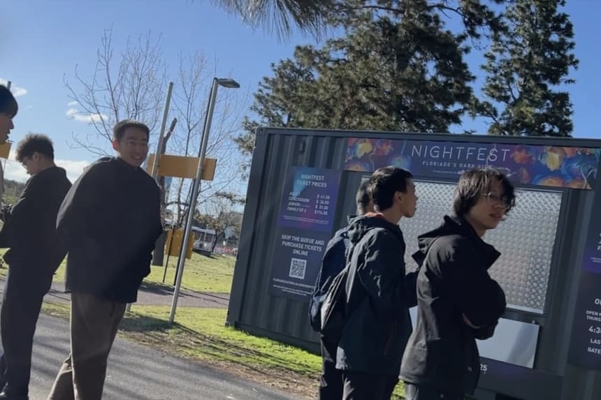 Un grupo de jóvenes chinos acusados de burlarse de practicantes de Falun Gong mientras se grababan a sí mismos en el Festival Floriade de Canberra, Australia, el 20 de septiembre de 2025. (Fotografía cortesía de Nancy Dong)