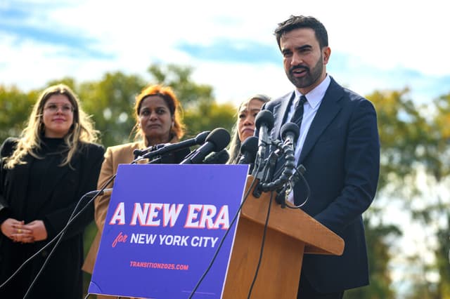 El alcalde electo de la ciudad de Nueva York, Zohran Mamdani, habla durante una rueda de prensa en el Unisphere del Flushing Meadows Corona Park, en el distrito de Queens de la ciudad de Nueva York, el 5 de noviembre de 2025. (Alexi J. Rosenfeld/Getty Images)