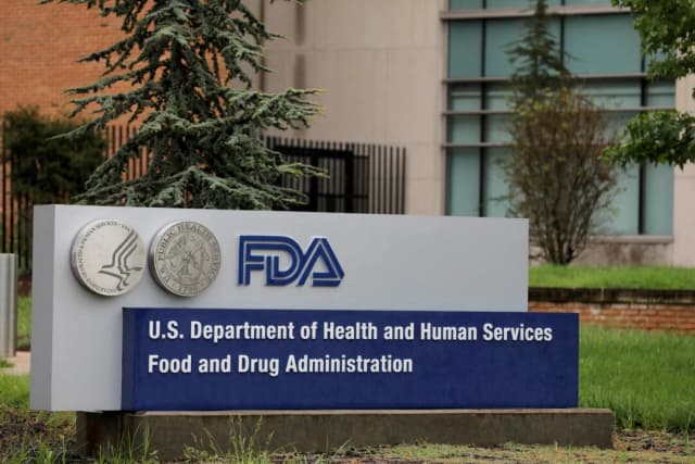 Señalización vista en el exterior de la sede de la FDA en White Oak, Maryland, el 29 de agosto de 2020. (Andrew Kelly/Foto de archivo/Reuters)
