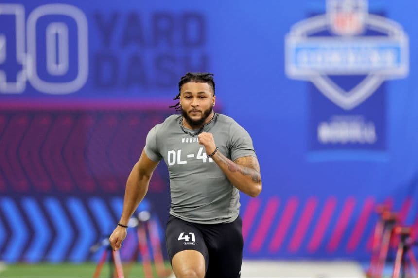 INDIANÁPOLIS, INDIANA: Marshawn Kneeland #DL41, de Western Michigan, participa en la carrera de 40 yardas durante la NFL Combine en el Lucas Oil Stadium el 29 de febrero de 2024. (Foto de Stacy Revere/Getty Images)