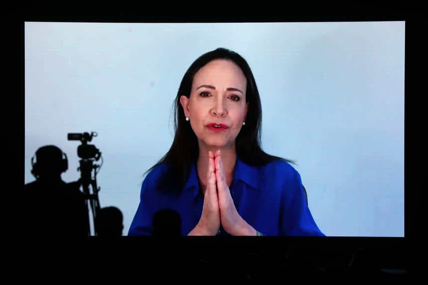 La líder de la oposición venezolana María Corina Machado (en pantalla) habla durante la Conferencia Anual de Ejecutivos (CADE Ejecutivos) de Perú este 5 de noviembre de 2025, en Lima. (EFE/ Paolo Aguilar)