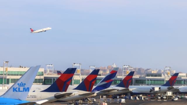 Un avión de pasajeros Embraer 190 de Delta Airlines despega del Aeropuerto Internacional John F. Kennedy en la ciudad de Nueva York el 4 de marzo de 2025. (Foto de CHARLY TRIBALLEAU/AFP vía Getty Images)