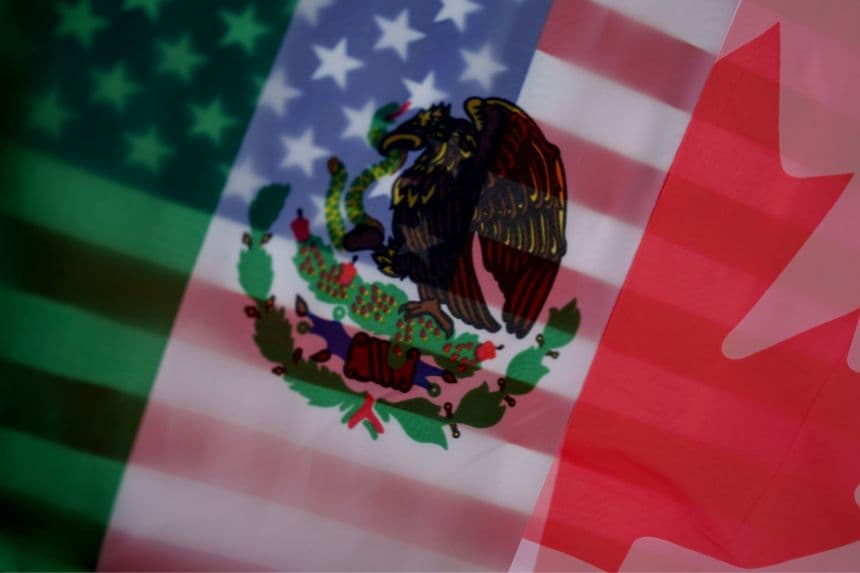 Imagen ilustrativa. Banderas fondo México y Estados Unidos (Eric Thayer/Getty Images) Bandera Canadá (DOMINIC GWINN/Middle East Images/AFP via Getty Images)