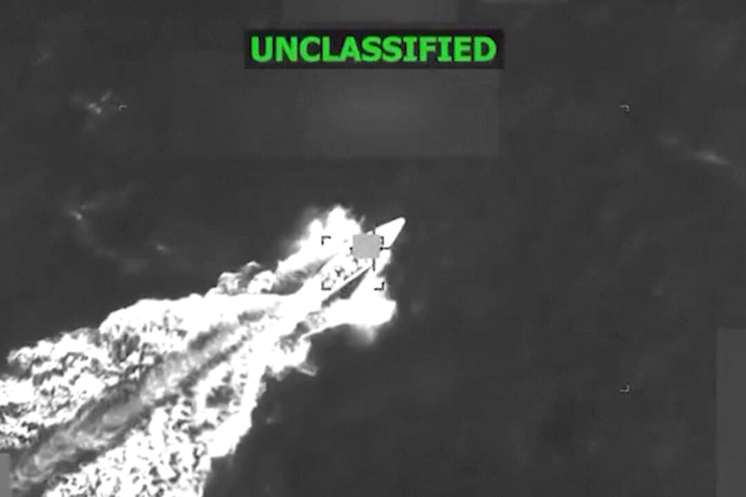 Fotograma de imágenes de un ataque contra un presunto barco narcotraficante en el Caribe el 6 de noviembre de 2025. (@SecWar/X)