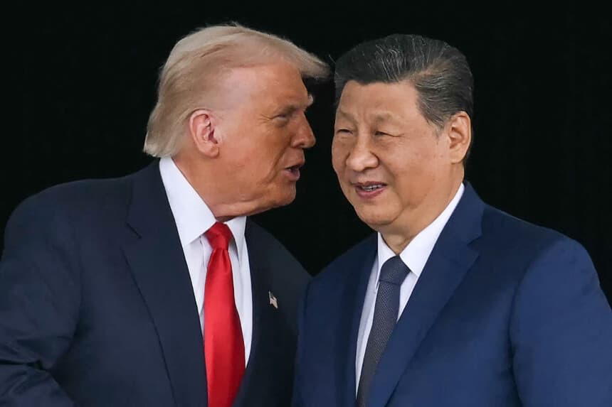 El presidente de EE. UU., Donald Trump (izquierda), habla con el presidente de China, Xi Jinping, mientras se dan la mano tras sus conversaciones en la base aérea de Gimhae, en Busan, el 30 de octubre de 2025. (Foto de ANDREW CABALLERO-REYNOLDS / AFP) (Foto de ANDREW CABALLERO-REYNOLDS/AFP a través de Getty Images)