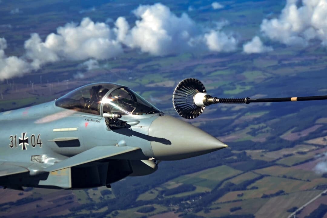 Un Eurofighter Typhoon de la Fuerza Aérea Alemana repostando en vuelo durante una demostración en la base aérea militar de Laage, Alemania, el 23 de septiembre de 2025. (Tobias Schwarz/AFP vía Getty Images)