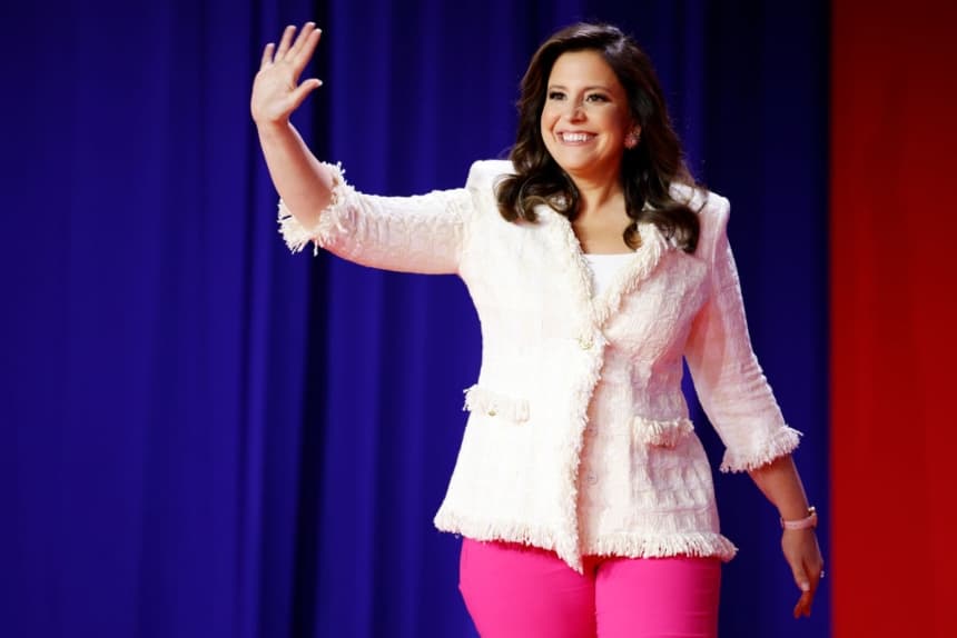 La representante Elise Stefanik (R-N.Y.) llega para participar en la conferencia "Fe y Libertad: Camino a la Mayoría" en el Hotel Washington Hilton, el 21 de junio de 2024, en Washington, DC. (Anna Moneymaker/Getty Images)